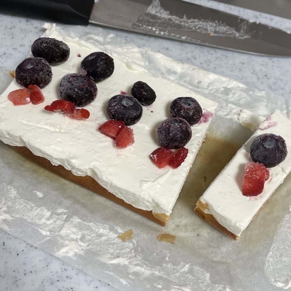 パウンドケーキ型で作ったレアチーズケーキ。冷凍のイチゴとブルーベリーでデコってみました